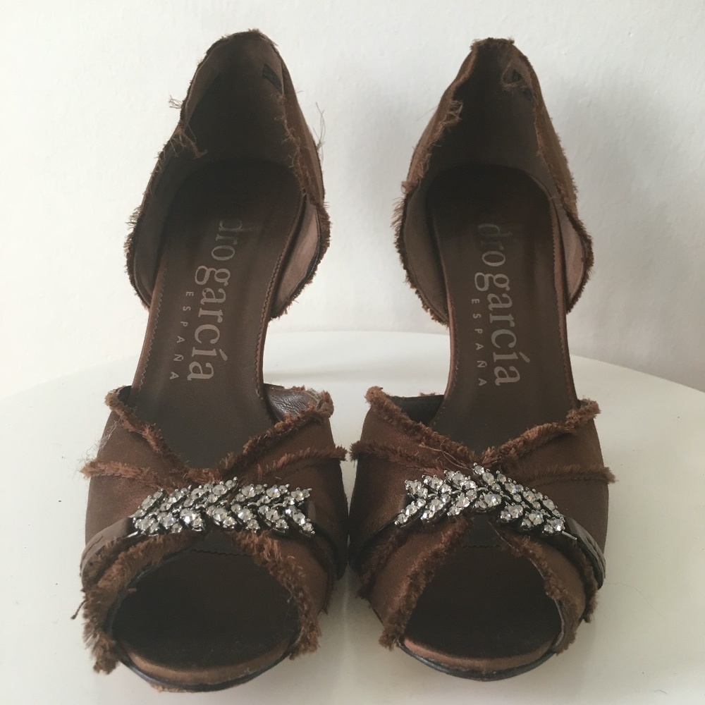 PEDRO GARCIA FRAYED SATIN SILK OPEN TOE HEELS W/ VINTAGE BROOCH SZ 42/US 11